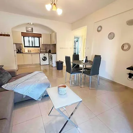 Ground Apt With Master Bedroom And Twin Bedroom Paphos Exterior photo