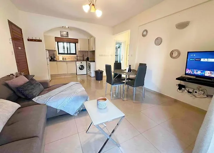 Ground Apt With Master Bedroom And Twin Bedroom