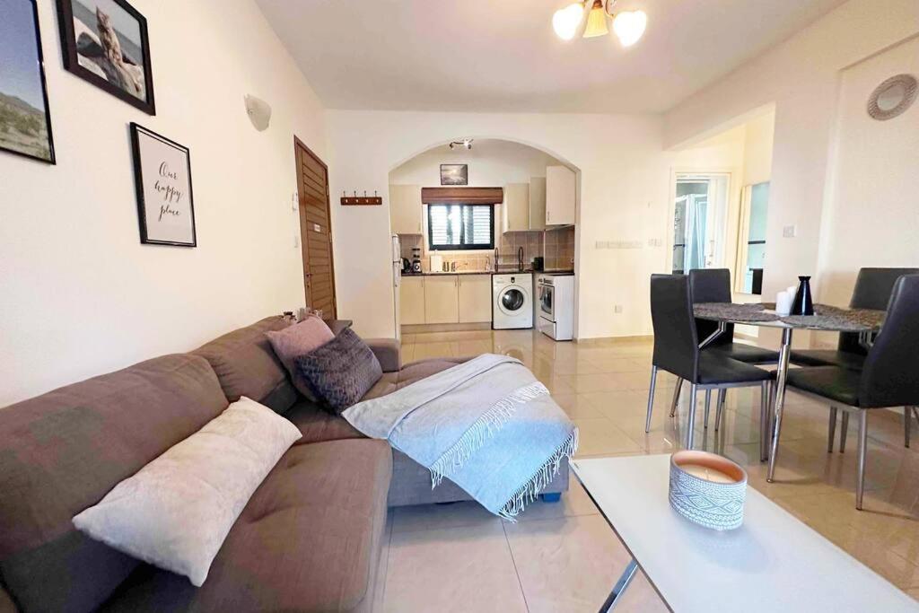 Ground With Master Bedroom And Twin Bedroom *